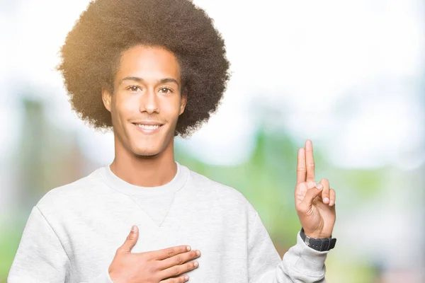 Ung Afrikansk Amerikansk Man Med Afro Hår Klädd Sportig Tröja — Stockfoto