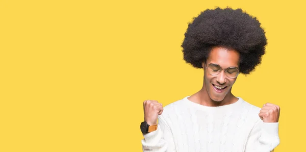 Joven Afroamericano Con Pelo Afro Vistiendo Gafas Muy Feliz Emocionado — Foto de Stock