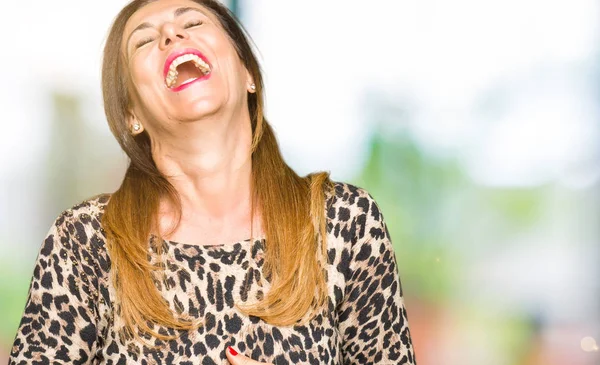 Schöne Frau Mittleren Alters Leoparden Animal Print Kleid Lächelt Und — Stockfoto