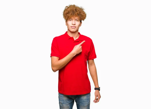 Kırmızı Shirt Işaretçi Parmak Için Reklam Ciddi Sakin Yüz Gösterilen — Stok fotoğraf