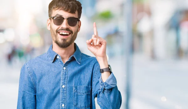 Homem Bonito Jovem Usando Óculos Sol Sobre Fundo Isolado Apontando — Fotografia de Stock