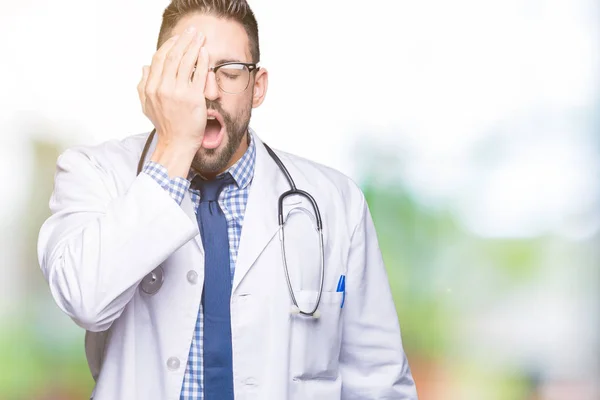 Guapo Joven Médico Sobre Fondo Aislado Bostezando Cansado Cubriendo Media — Foto de Stock