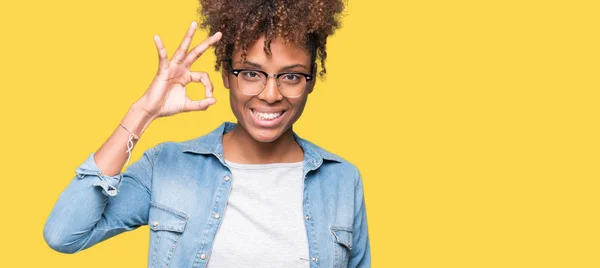 Linda Jovem Afro Americana Usando Óculos Sobre Fundo Isolado Sorrindo — Fotografia de Stock