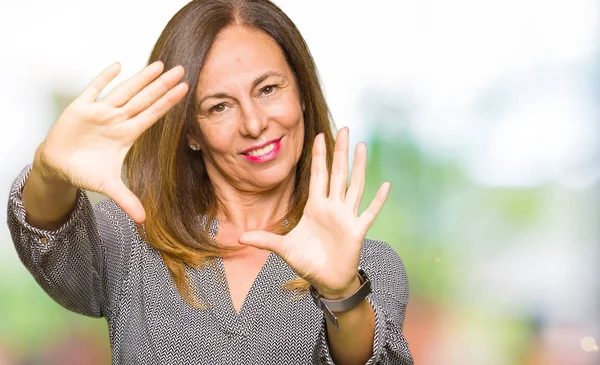 Mooie Middenleeftijd Zakenvrouw Smiling Doen Met Behulp Van Frame Handen — Stockfoto