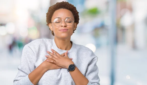 Jovem Mulher Afro Americana Bonita Vestindo Óculos Sobre Fundo Isolado — Fotografia de Stock