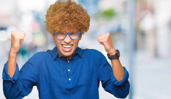 Ung Vacker Man Med Afro Hår Blå Glasögon Mycket Glad — Stockfoto