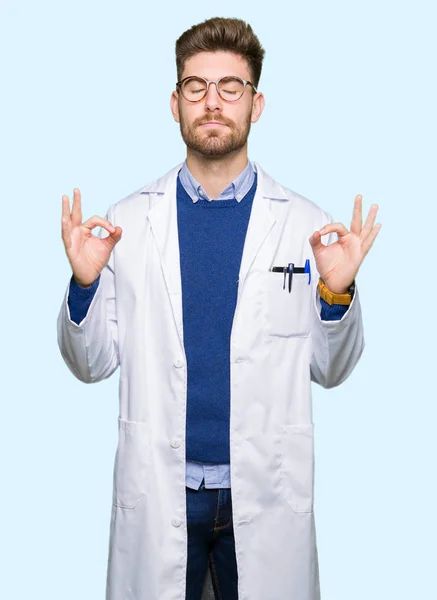 戴眼镜的英俊英俊的科学家男子放松和微笑闭着眼睛用手指做冥想手势 瑜伽概念 — 图库照片