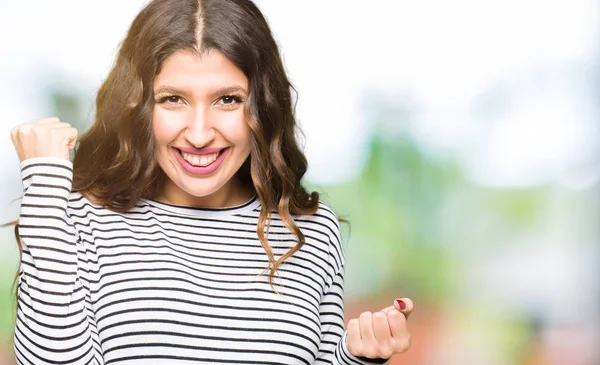 Jovem Mulher Bonita Vestindo Listras Camisola Comemorando Surpreso Espantado Com — Fotografia de Stock