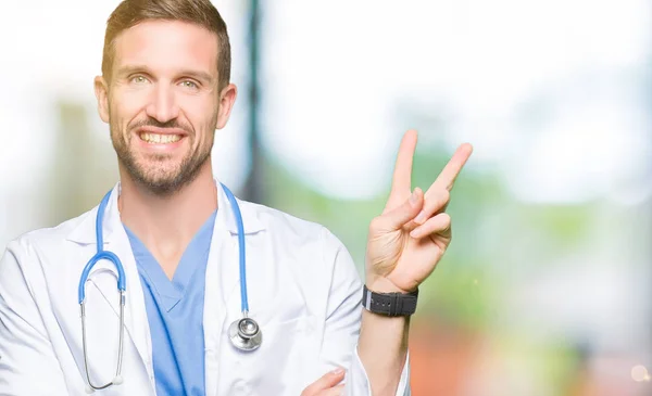 Bello Medico Che Indossa Uniforme Medica Sfondo Isolato Sorridente Con — Foto Stock