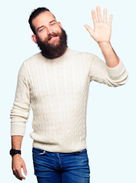 Homem Jovem Hipster Vestindo Camisola Inverno Dispensa Dizendo Olá Feliz — Fotografia de Stock