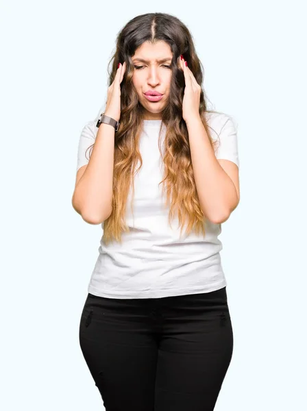 Junge Schöne Frau Trägt Legeres Weißes Shirt Mit Der Hand — Stockfoto