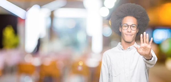 Młody Człowiek African American Afro Włosów Robi Stop Noszenie Okularów — Zdjęcie stockowe
