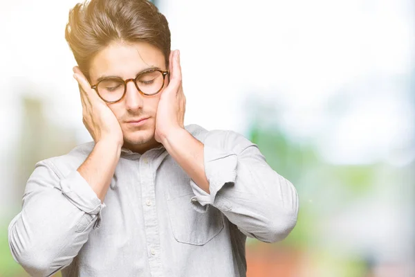 Ung Vacker Man Bär Glasögon Över Isolerade Bakgrund Med Handen — Stockfoto