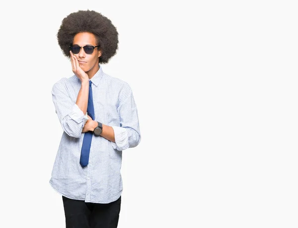 Νεαρός Αφρικανική Αμερικανική Επιχείρηση Άνθρωπος Αφρο Μαλλιά Φορώντας Γυαλιά Ηλίου — Φωτογραφία Αρχείου