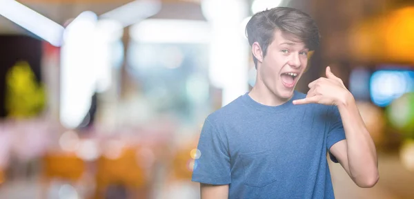 Joven Hombre Guapo Con Camiseta Azul Sobre Fondo Aislado Sonriendo —  Fotos de Stock