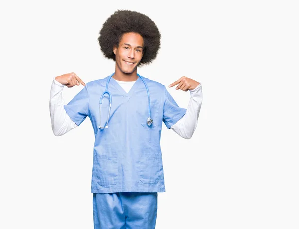 Jeune Médecin Afro Américain Homme Aux Cheveux Afro Regardant Confiant — Photo