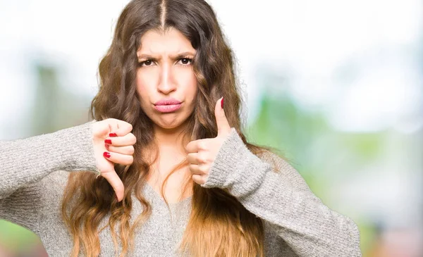 Junge Schöne Frau Winterkleid Die Daumen Nach Oben Und Unten — Stockfoto