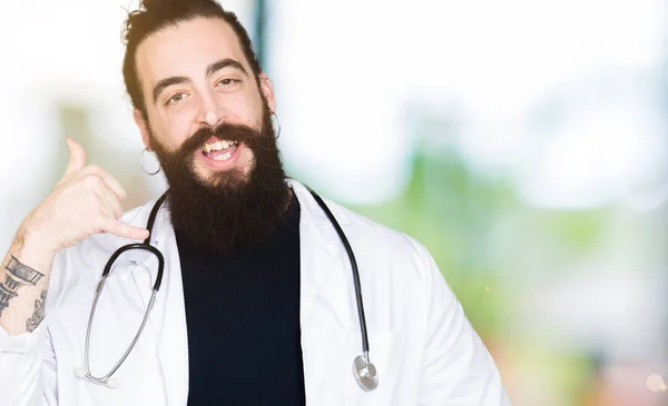 Médico Pelo Largo Con Abrigo Médico Estetoscopio Sonriendo Haciendo Gesto — Foto de Stock