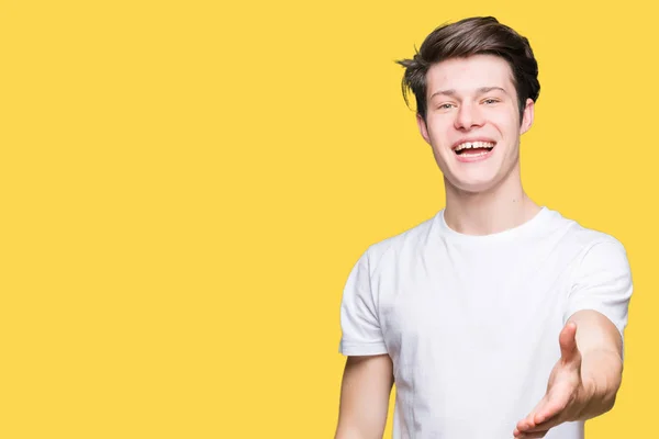 Joven Hombre Guapo Vistiendo Casual Camiseta Blanca Sobre Fondo Aislado —  Fotos de Stock