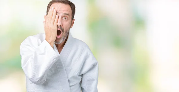 Hombre Mayor Guapo Mediana Edad Que Usa Uniforme Kimono Sobre —  Fotos de Stock