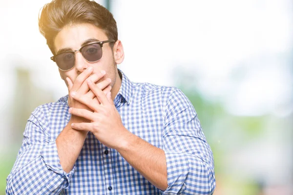 Jeune Homme Beau Portant Des Lunettes Soleil Sur Fond Isolé — Photo