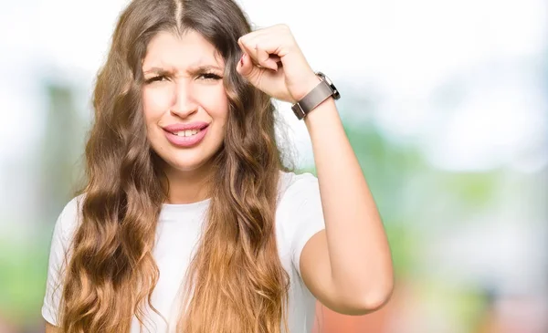 Jovem Mulher Bonita Vestindo Shirt Branca Casual Irritado Louco Levantando — Fotografia de Stock