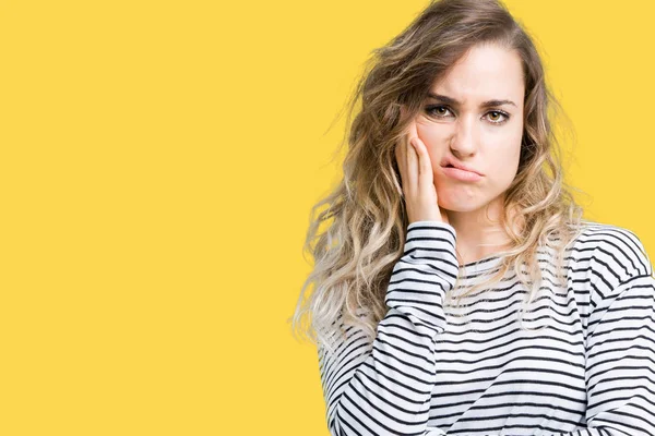 Mulher Loira Bonita Vestindo Listras Suéter Sobre Fundo Isolado Pensando — Fotografia de Stock