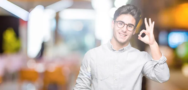 Joven Hombre Guapo Con Gafas Sobre Fondo Aislado Sonriendo Positiva — Foto de Stock