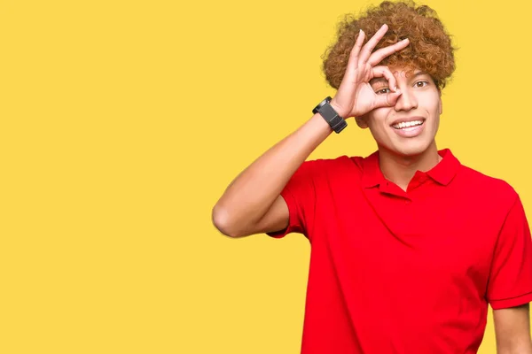 Joven Hombre Guapo Con Pelo Afro Vistiendo Camiseta Roja Haciendo —  Fotos de Stock
