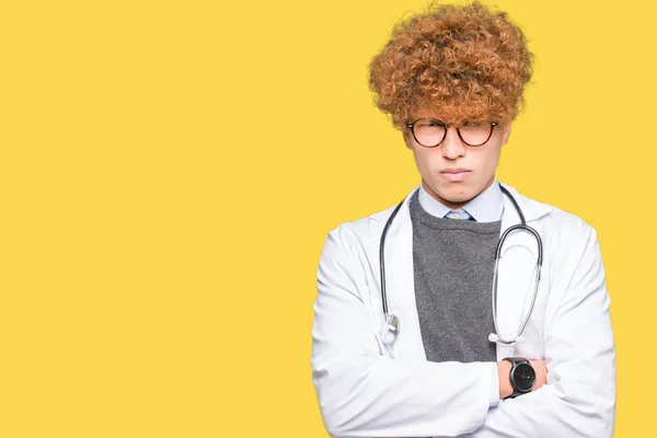 Jonge Knappe Dokter Man Met Medische Vacht Scepticus Nerveus Afkeurende — Stockfoto
