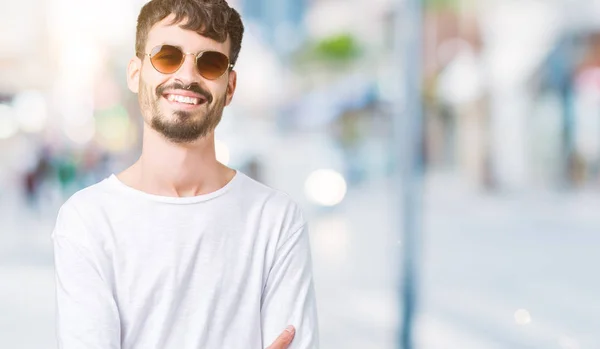 Ein Junger Gutaussehender Mann Mit Sonnenbrille Über Einem Einsamen Hintergrund — Stockfoto
