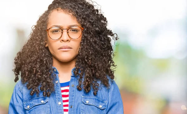 Junge Schöne Frau Mit Lockigem Haar Trägt Eine Brille Skeptisch — Stockfoto