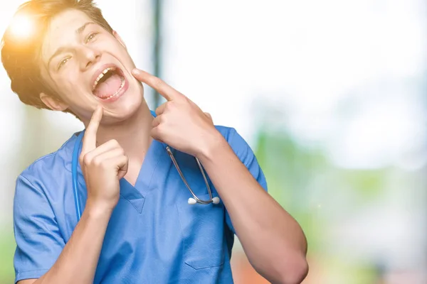 Joven Doctor Vistiendo Uniforme Médico Sobre Fondo Aislado Sonriendo Confiado — Foto de Stock