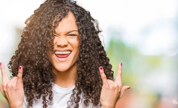 Joven Hermosa Mujer Con Pelo Rizado Usando Camiseta Blanca Gritando —  Fotos de Stock