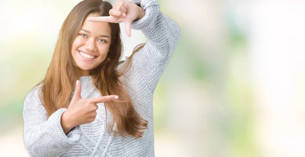 Joven Mujer Morena Hermosa Usando Suéter Sobre Fondo Aislado Sonriendo —  Fotos de Stock