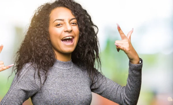 Giovane Bella Ragazza Con Capelli Ricci Gridando Con Espressione Pazza — Foto Stock