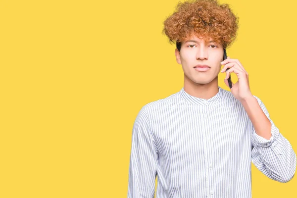 Mladý Pohledný Muž Mluví Telefonu Výrazem Věří Inteligentní Tvář Myslí — Stock fotografie