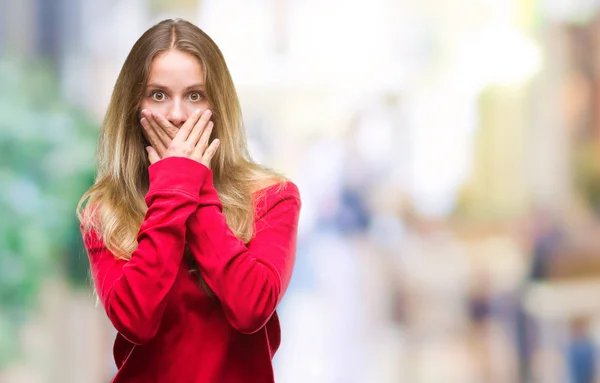 Młody Piękny Blond Kobieta Swetrze Czerwony Białym Tle Szoku Obejmujące — Zdjęcie stockowe