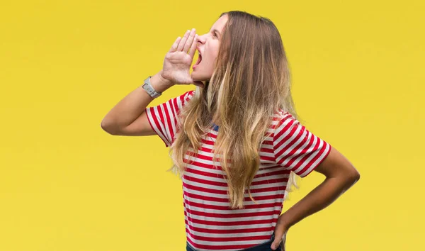 Jovem Bela Mulher Loira Sobre Fundo Isolado Gritando Gritando Alto — Fotografia de Stock