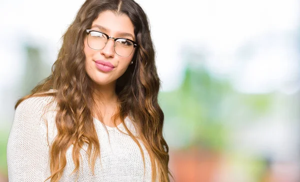 Junge Schöne Frau Mit Brille Und Ernstem Gesichtsausdruck Einfacher Und — Stockfoto