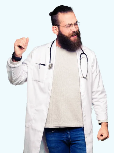 Young Blond Doctor Man Beard Wearing Medical Coat Dancing Happy — Stock Photo, Image