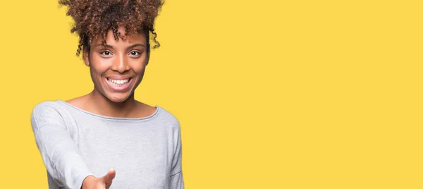 Красива Молода Жінка Афро Американських Над Ізольованих Фону Посміхаючись Дружні — стокове фото