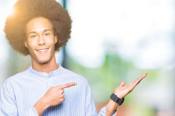 Giovane Uomo Afro Americano Con Capelli Afro Stupito Sorridente Alla — Foto Stock