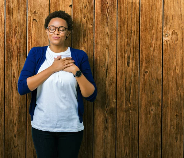 Jovem Mulher Afro Americana Bonita Vestindo Óculos Sobre Fundo Isolado — Fotografia de Stock