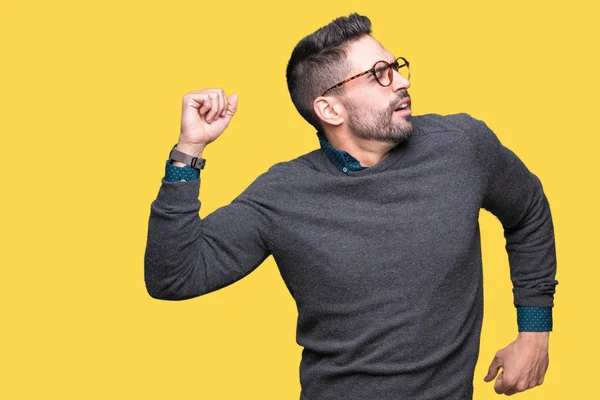 Joven Hombre Guapo Con Gafas Sobre Fondo Aislado Que Extiende —  Fotos de Stock