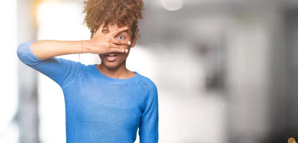 Bella Giovane Donna Afroamericana Sfondo Isolato Sbirciando Shock Che Copre — Foto Stock