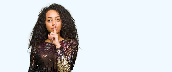 Menina Bonita Nova Com Cabelo Encaracolado Vestindo Vestido Festa Noite — Fotografia de Stock