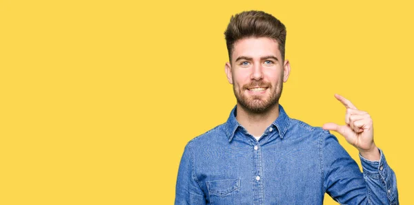 Homem Loiro Bonito Jovem Vestindo Camisa Ganga Casual Sorrindo Gestos — Fotografia de Stock