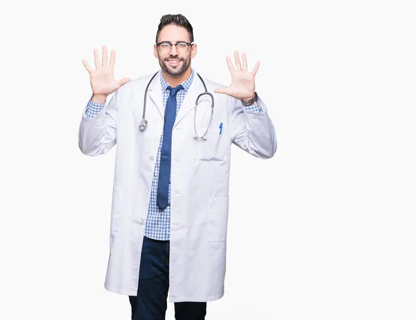 英俊的年轻医生在孤立的背景显示和指向用手指十 同时微笑自信和快乐 — 图库照片