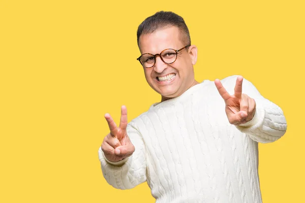 Homem Árabe Meia Idade Usando Óculos Sobre Fundo Isolado Sorrindo — Fotografia de Stock